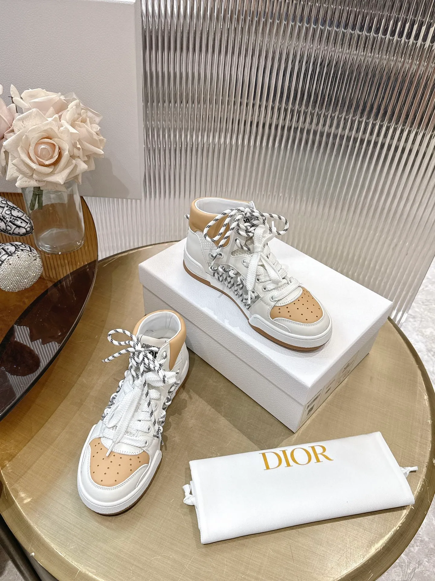 👟👟Ex-factory price 740👟👟 (Top version) Couple model Dior, C’est 25 new college style casual fashion high-top sneakers, showing eye-catching and fashionable style. Carefully crafted, the hollow design on the side of the upper is super fashionable, and the details also add a touch of elegance. The lightweight two-tone sole offers exceptional comfort and sporty style. Can add a stylish touch to any casual look. The tongue and sole are decorated with the Christian Paris logo, and the cowhide design is styled. Women's size 35-44